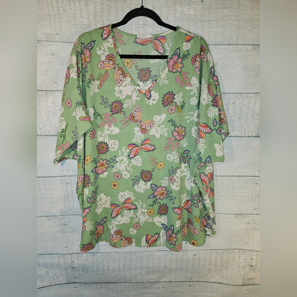 Spin Oversized Floral V-Neck Blouse in Green Medium